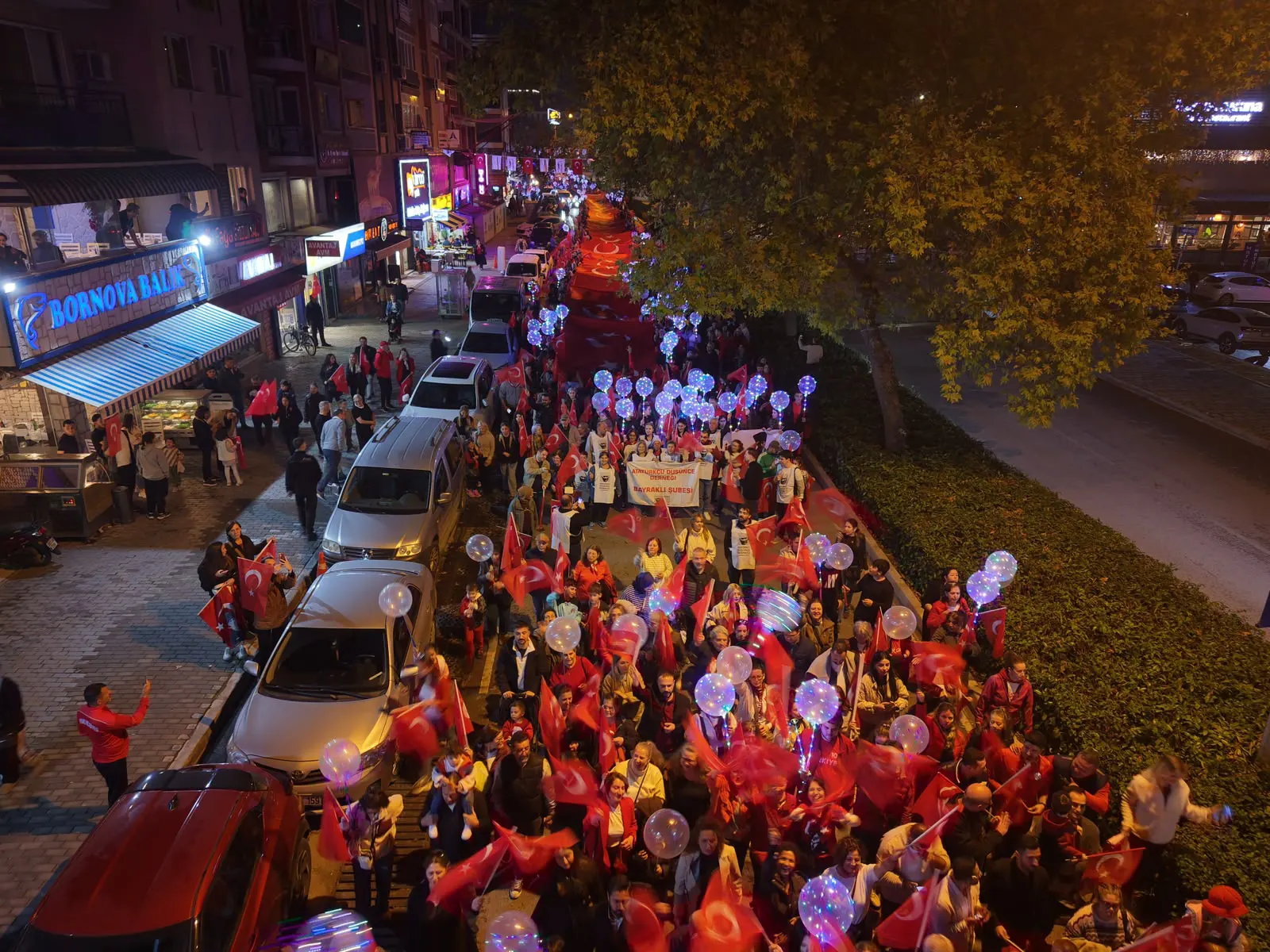 BAYRAKLIâDA CUMHURÄ°YET COÅKUSU KORTEJ VE CANDAN ERÃETÄ°NâLE TAÃLANDI (20) kopya-1793360639531.webp